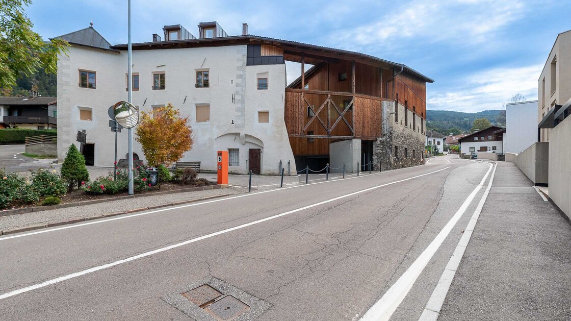 Große Zweizimmerwohnung mit Balkon, Keller und Garage
