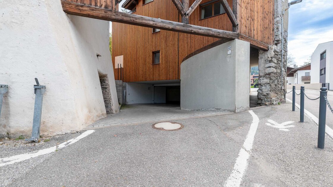 Große Zweizimmerwohnung mit Balkon, Keller und Garage