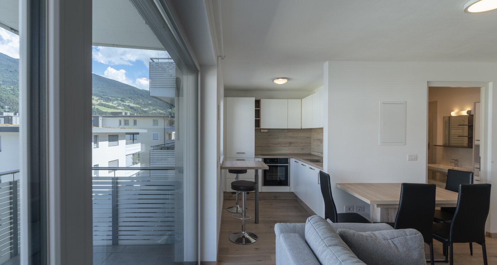 As-new two-room apartment with terrace in a central location