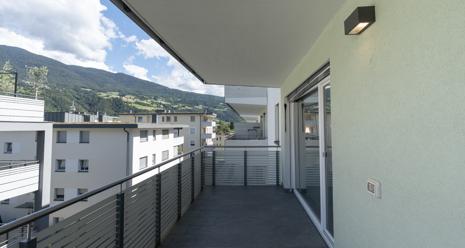 As-new two-room apartment with terrace in a central location