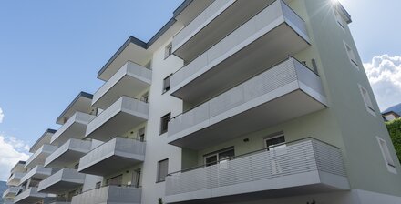 Bilocale arredato come nuovo con terrazza in posizione centrale
