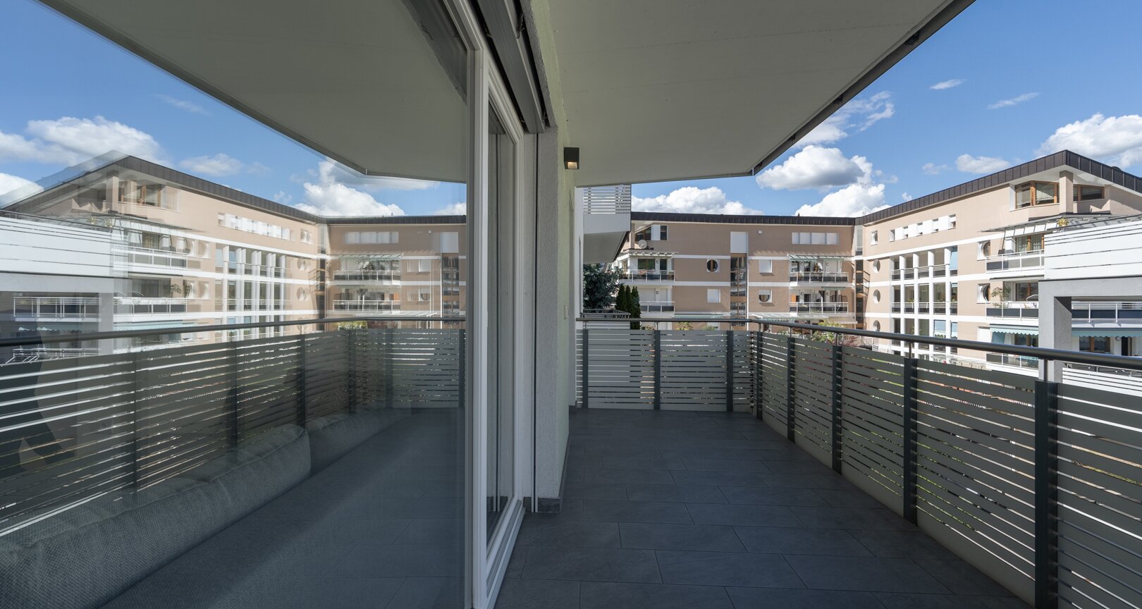 As-new two-room apartment with terrace in a central location