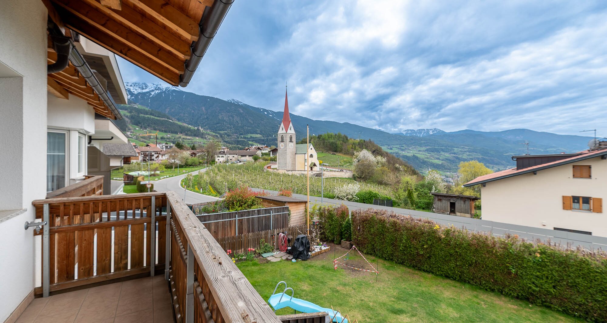Schönes Eckreihenhaus mit Privatgarten in sonniger Panoramalage