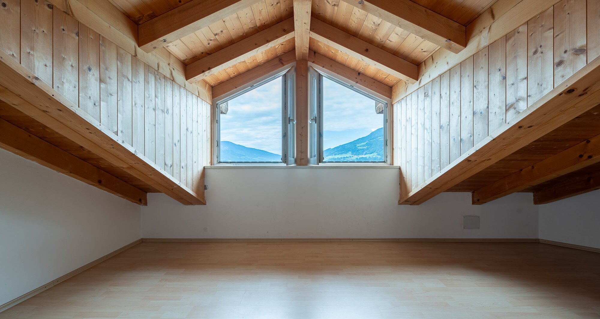 Schönes Eckreihenhaus mit Privatgarten in sonniger Panoramalage