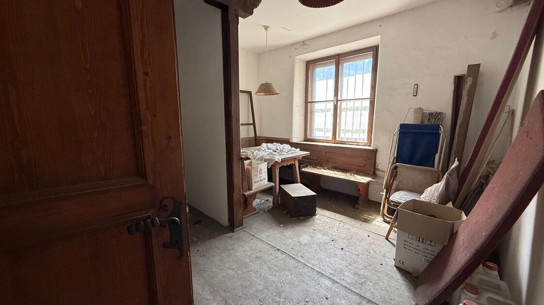 Casa con magazzini e tettoia coperta