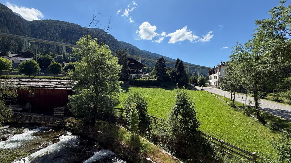 Casa con magazzini e tettoia coperta