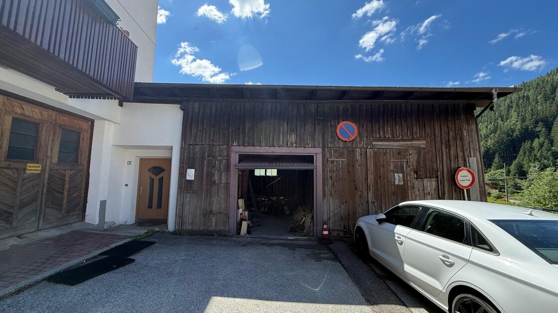 Casa con magazzini e tettoia coperta