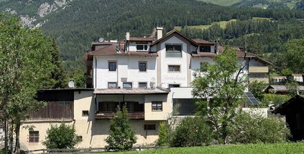 Casa con magazzini e tettoia coperta