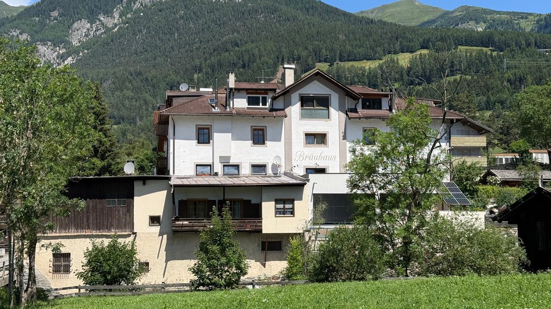 Casa con magazzini e tettoia coperta