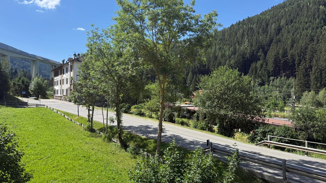 Casa con magazzini e tettoia coperta