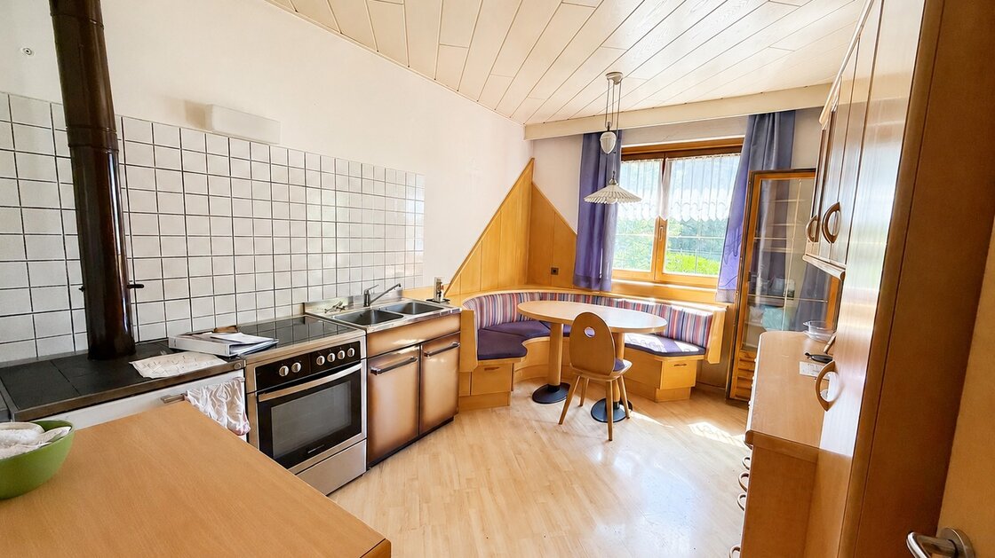Casa con magazzini e tettoia coperta