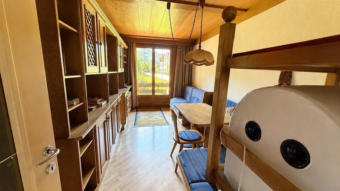 Casa con magazzini e tettoia coperta