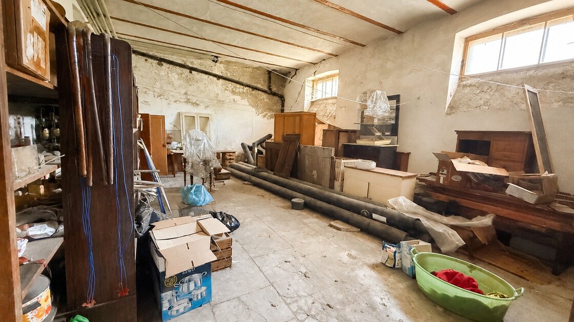 Casa con magazzini e tettoia coperta