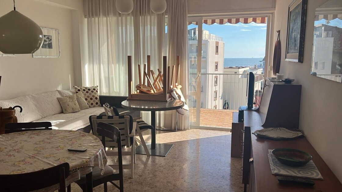 Trilocale spazioso con terrazza, piano alto, fronte mare
