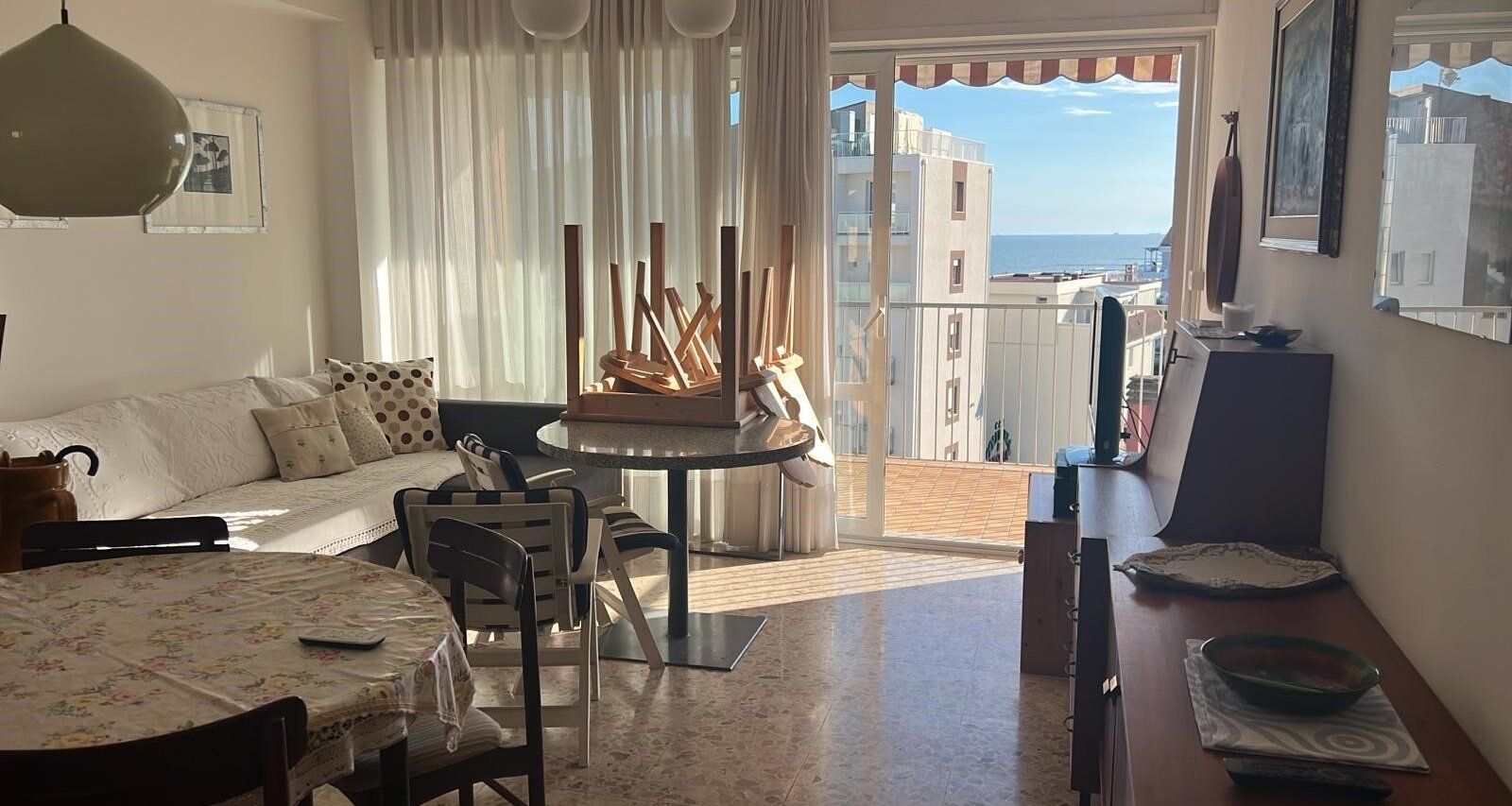 Trilocale spazioso con terrazza, piano alto, fronte mare