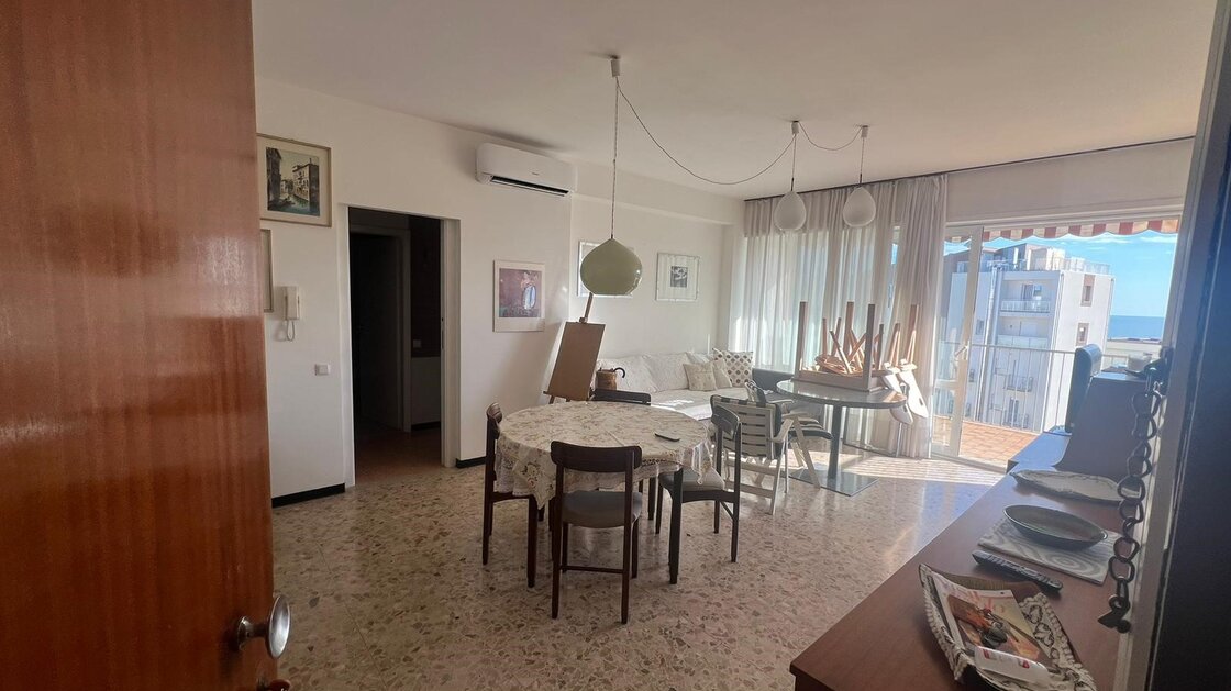 Trilocale spazioso con terrazza, piano alto, fronte mare
