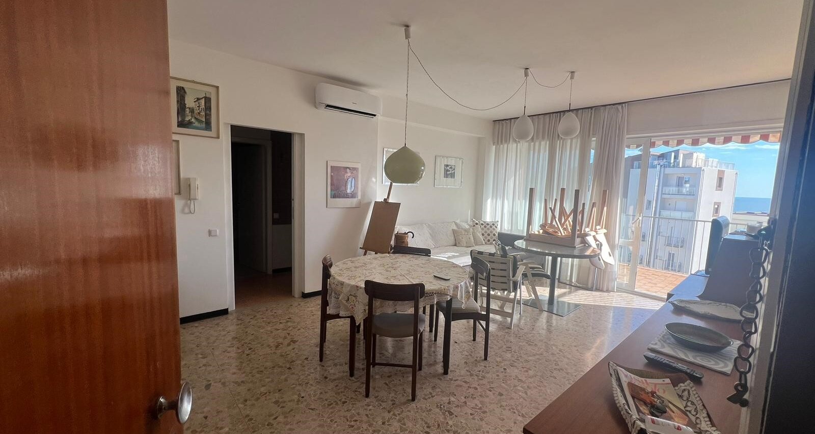 Trilocale spazioso con terrazza, piano alto, fronte mare
