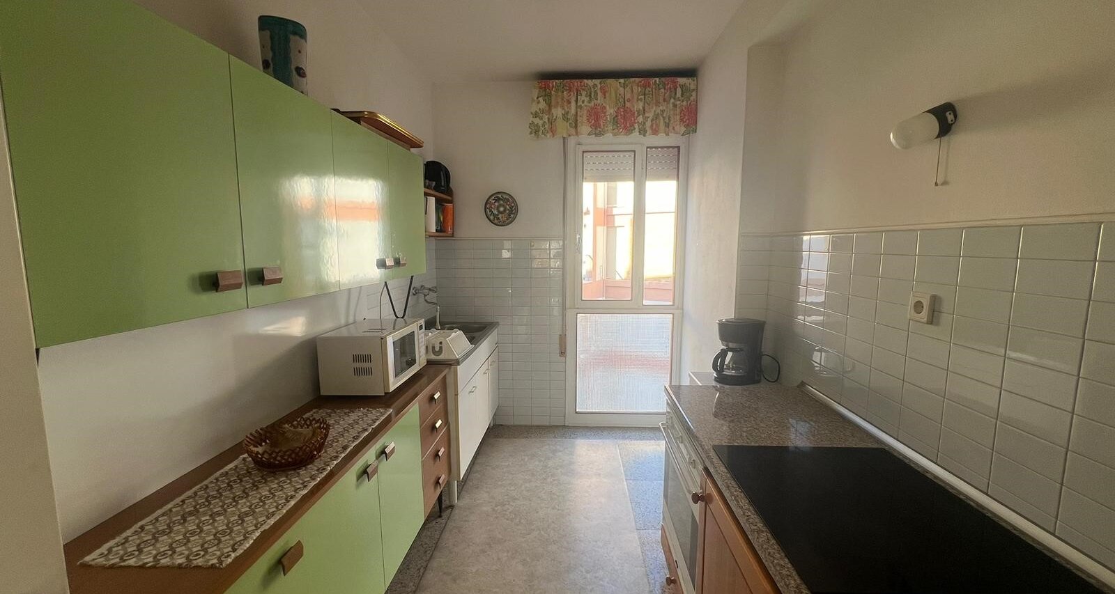 Trilocale spazioso con terrazza, piano alto, fronte mare