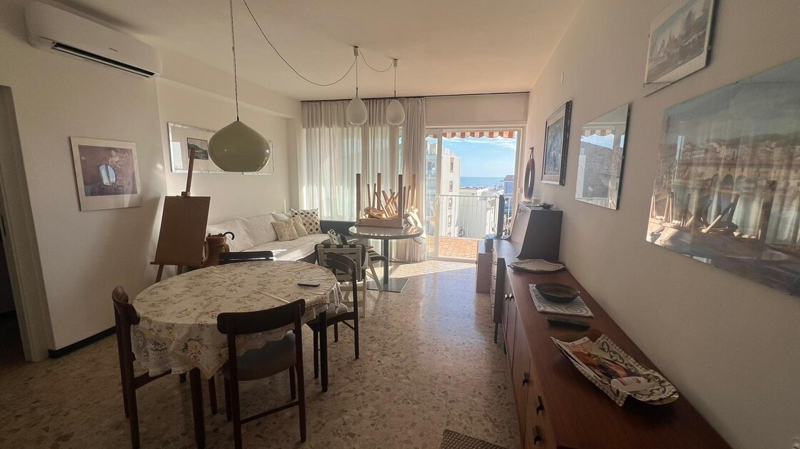 Trilocale spazioso con terrazza, piano alto, fronte mare