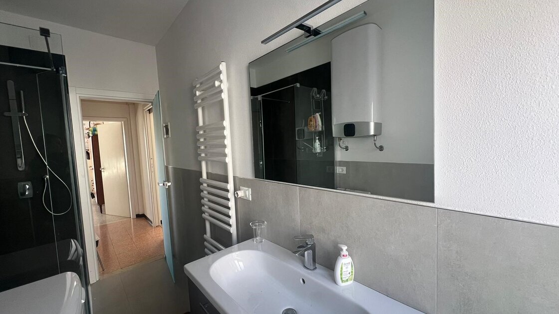 Trilocale spazioso con terrazza, piano alto, fronte mare