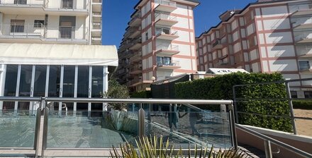 Trilocale spazioso con terrazza, piano alto, fronte mare