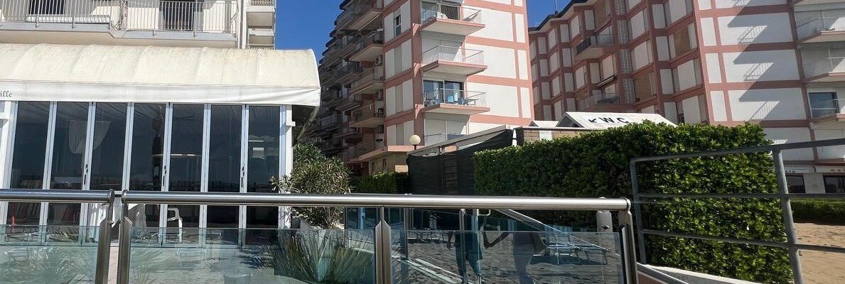 Trilocale spazioso con terrazza, piano alto, fronte mare