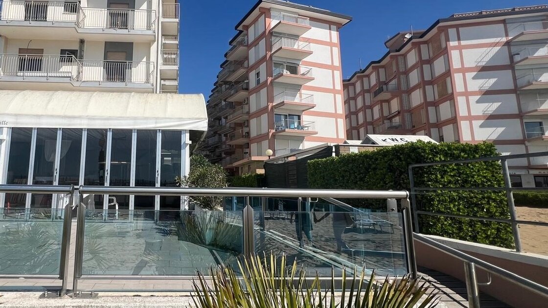 Trilocale spazioso con terrazza, piano alto, fronte mare