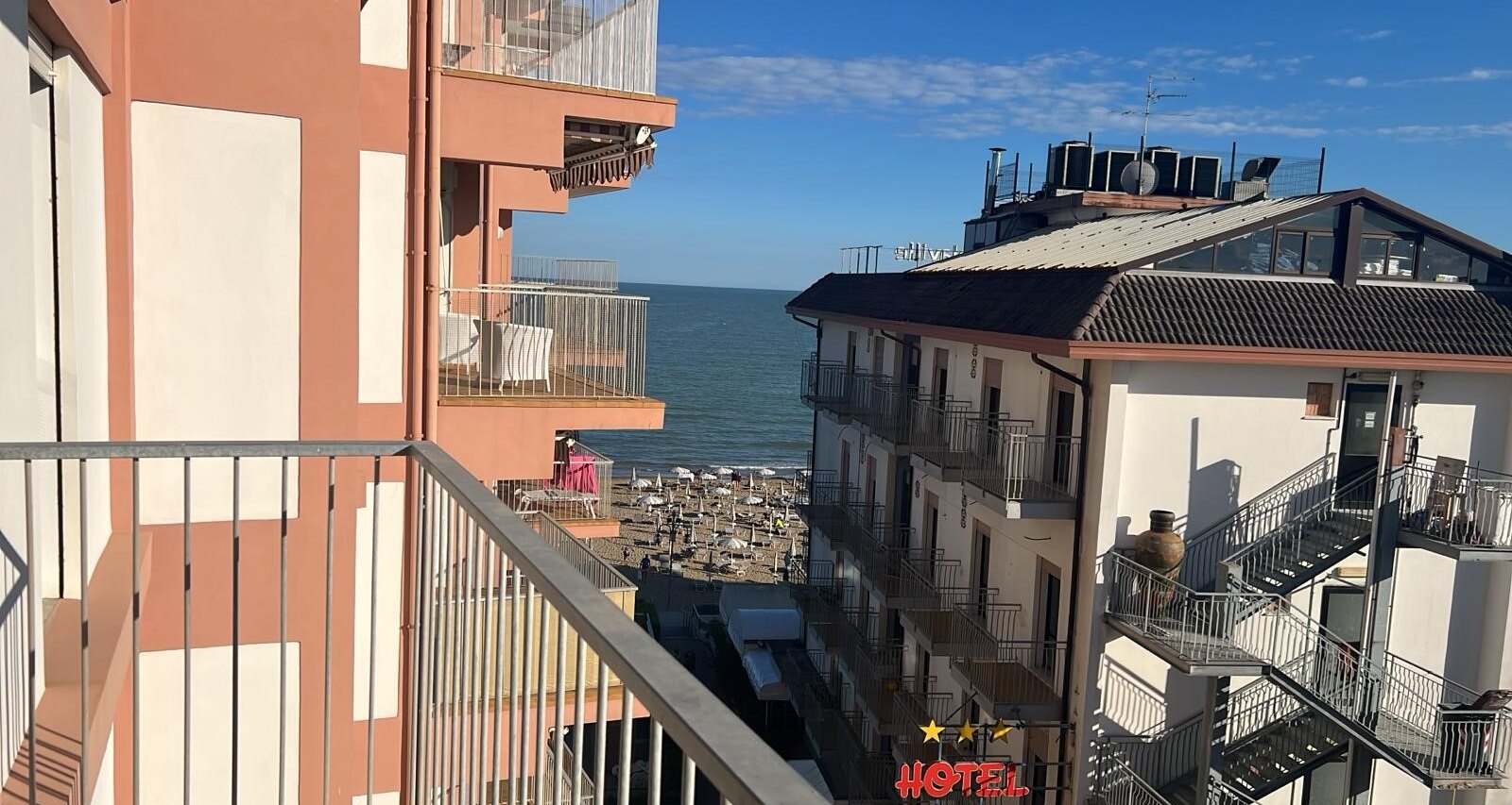 Trilocale spazioso con terrazza, piano alto, fronte mare