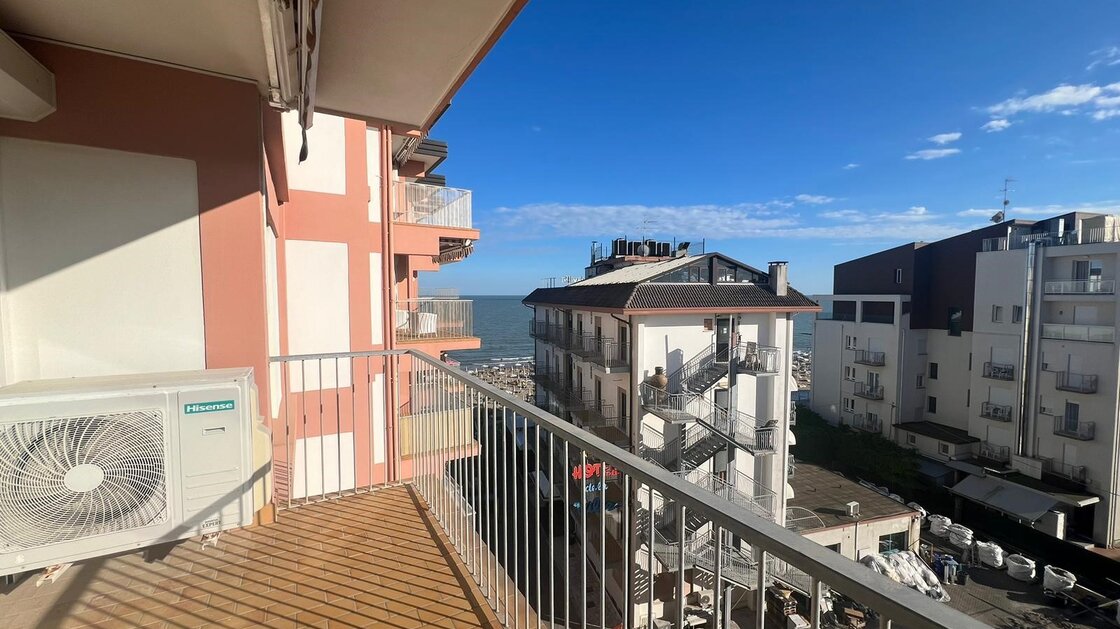 Trilocale spazioso con terrazza, piano alto, fronte mare