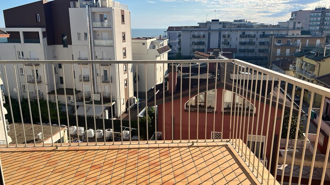Trilocale spazioso con terrazza, piano alto, fronte mare