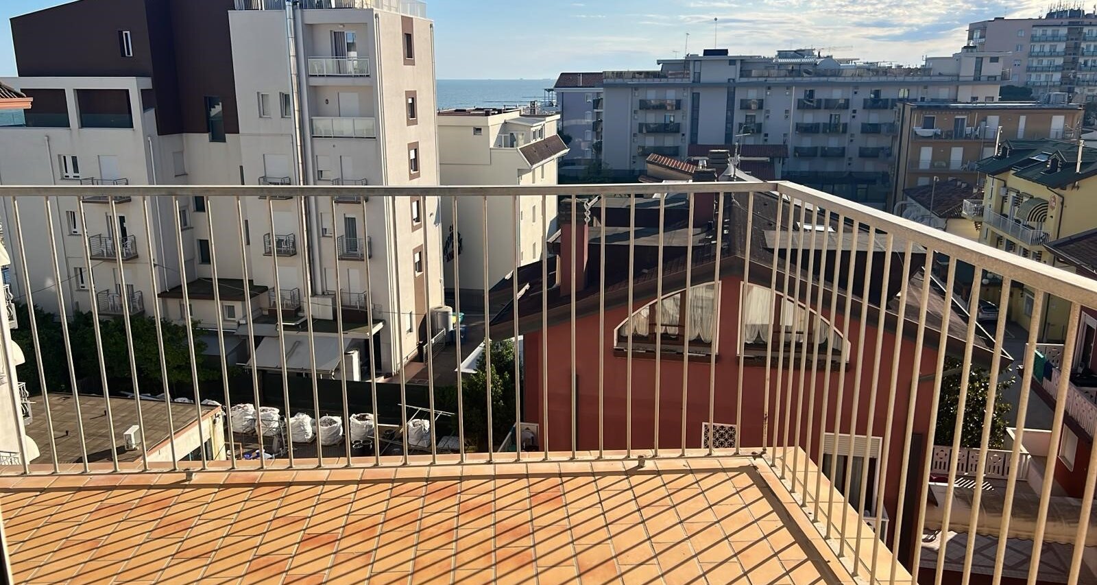 Trilocale spazioso con terrazza, piano alto, fronte mare