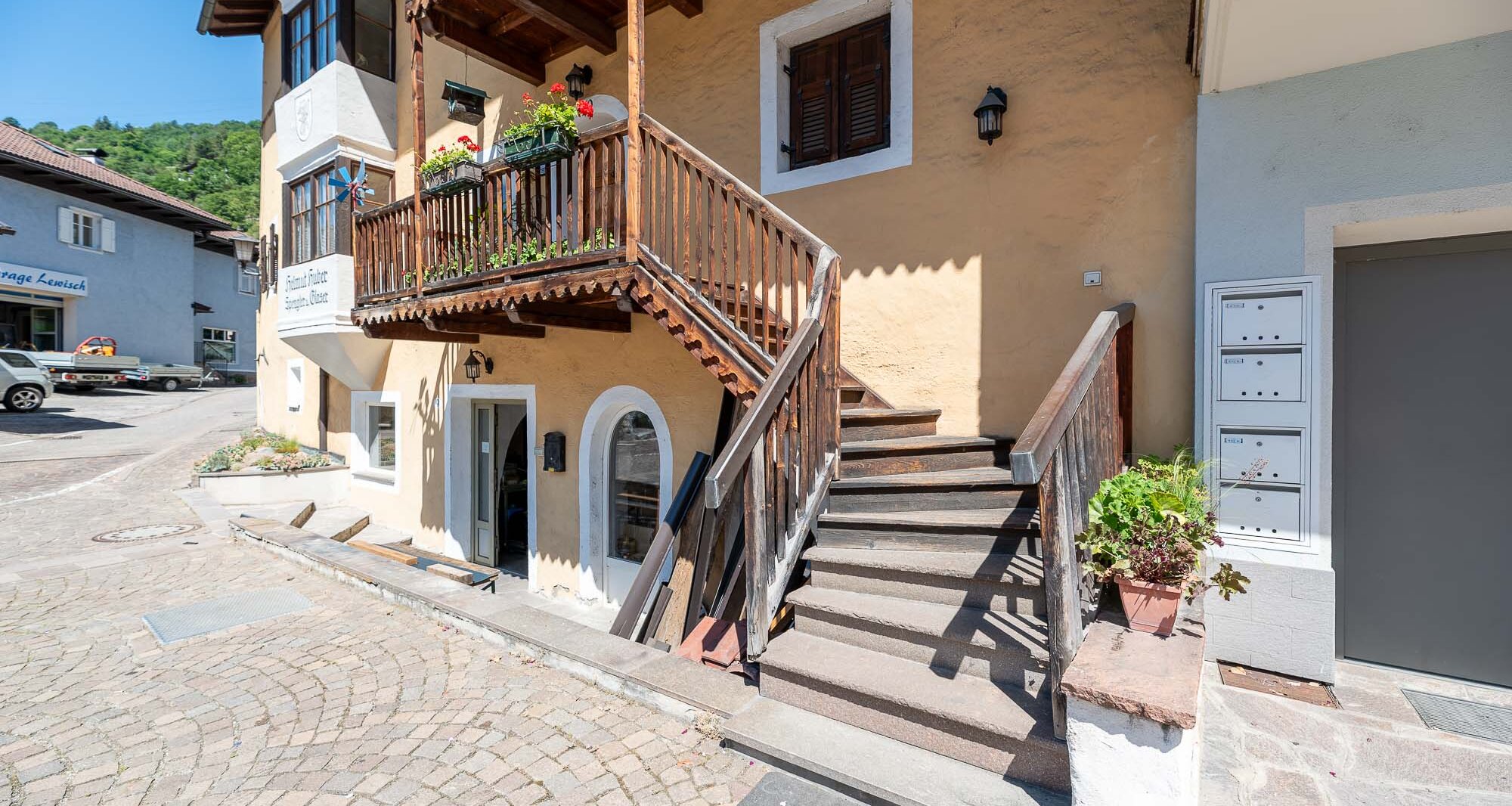 Stadthaus in Klausen zu verkaufen – vielseitige Investitionschance