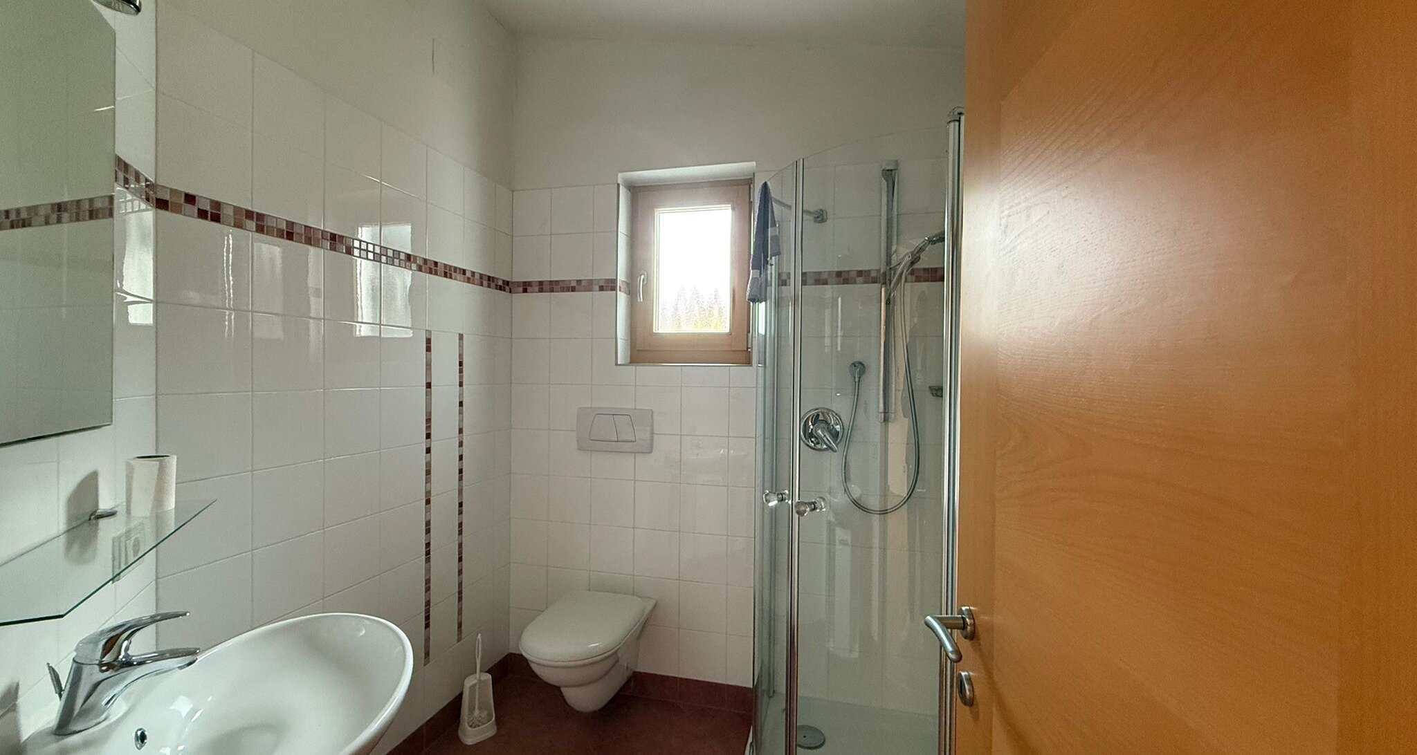 Spacious apartment on the top floor – ideal for singles & couples