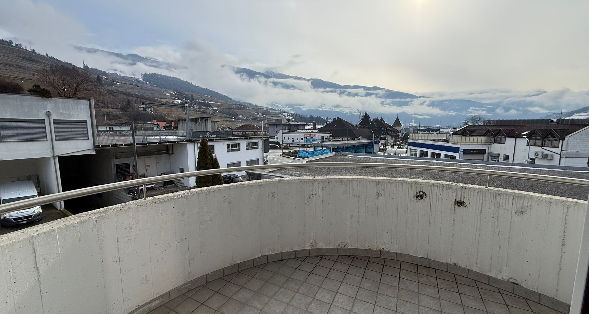 Spacious apartment on the top floor – ideal for singles & couples