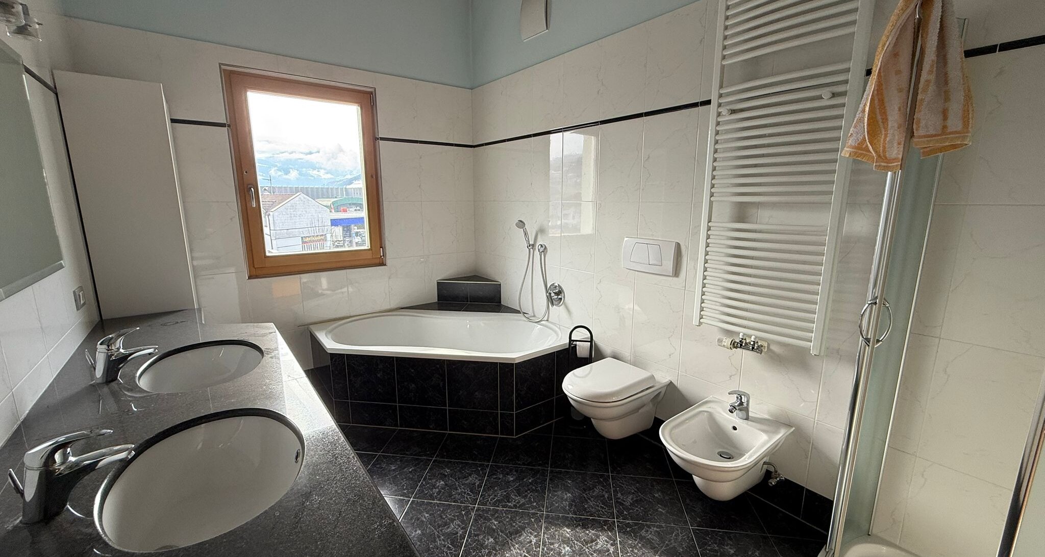 Spacious apartment on the top floor – ideal for singles & couples