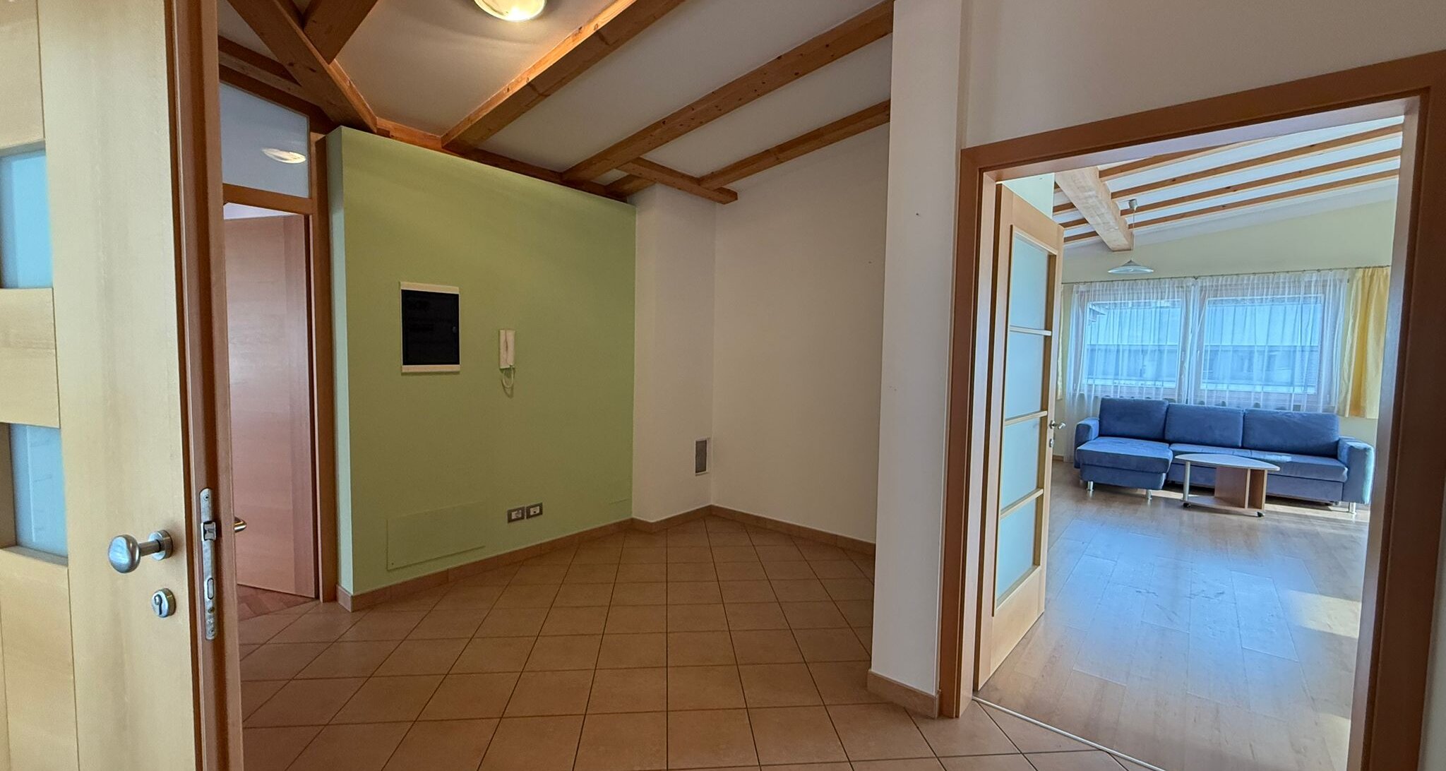 Spacious apartment on the top floor – ideal for singles & couples