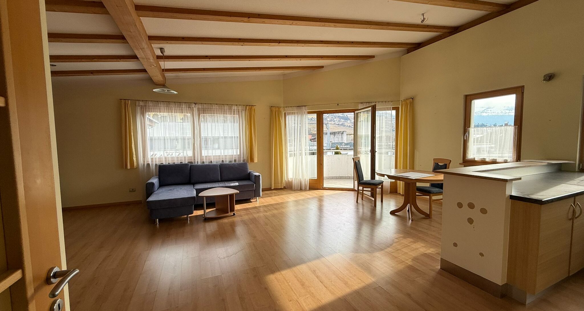 Spacious apartment on the top floor – ideal for singles & couples