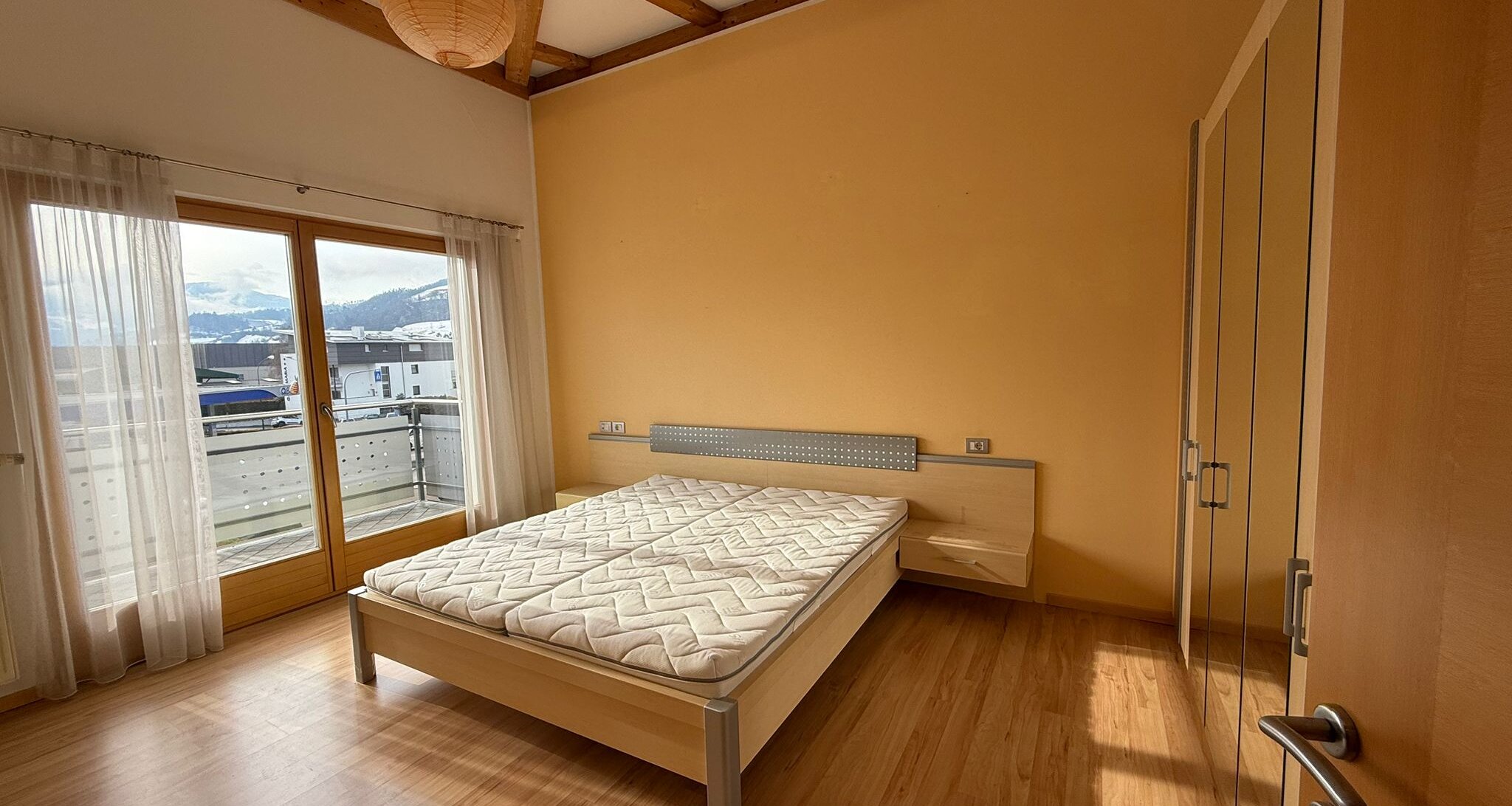 Spacious apartment on the top floor – ideal for singles & couples