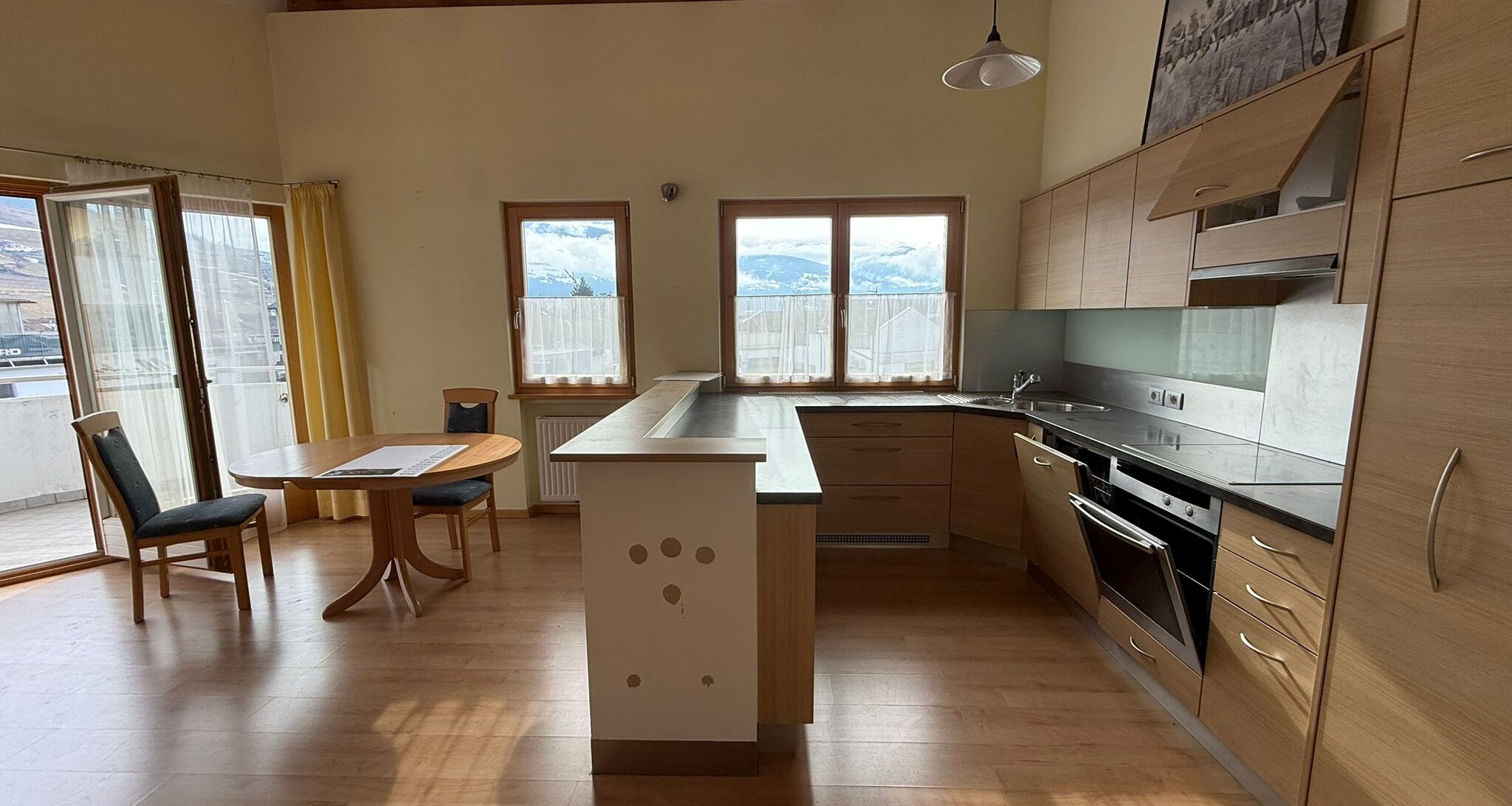 Spacious apartment on the top floor – ideal for singles & couples