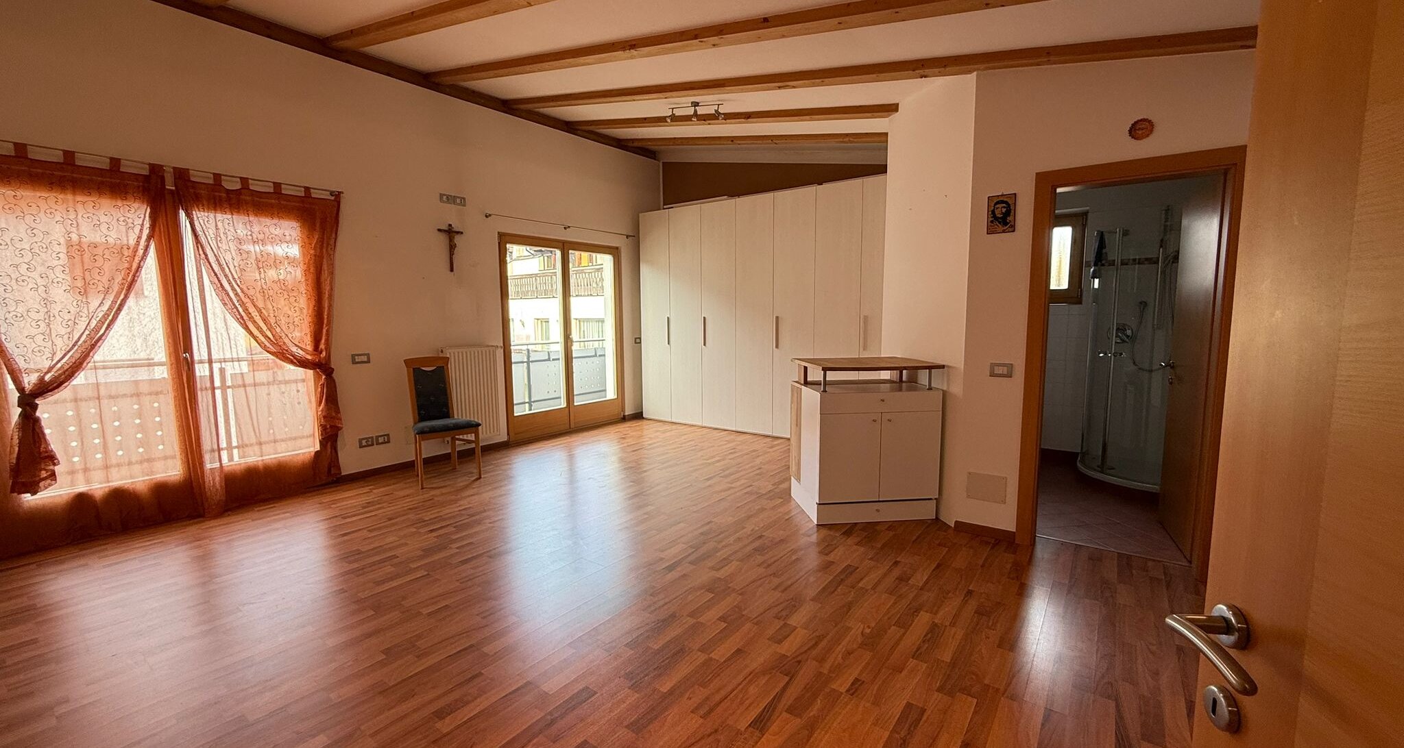 Spacious apartment on the top floor – ideal for singles & couples