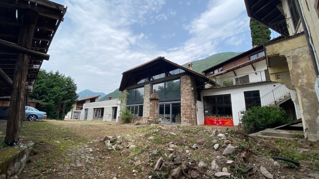 Large existing building in a very good location