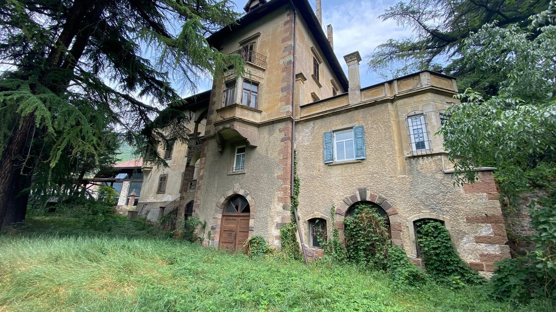 Large existing building in a very good location