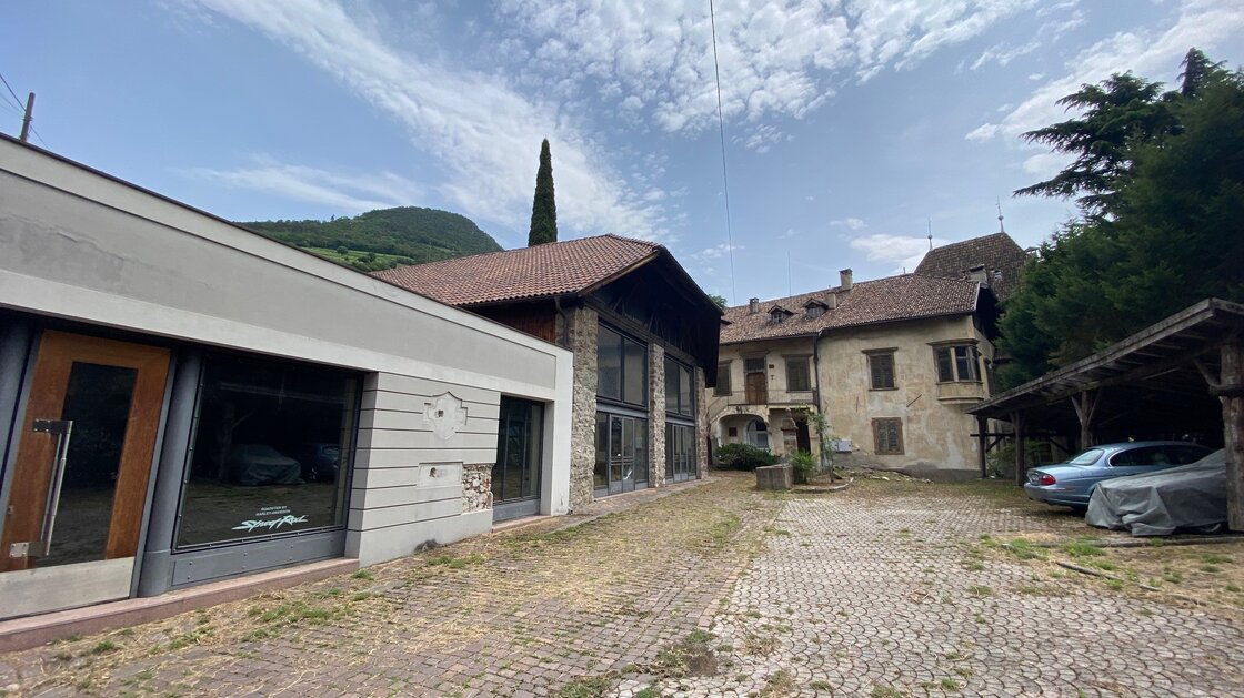 Large existing building in a very good location