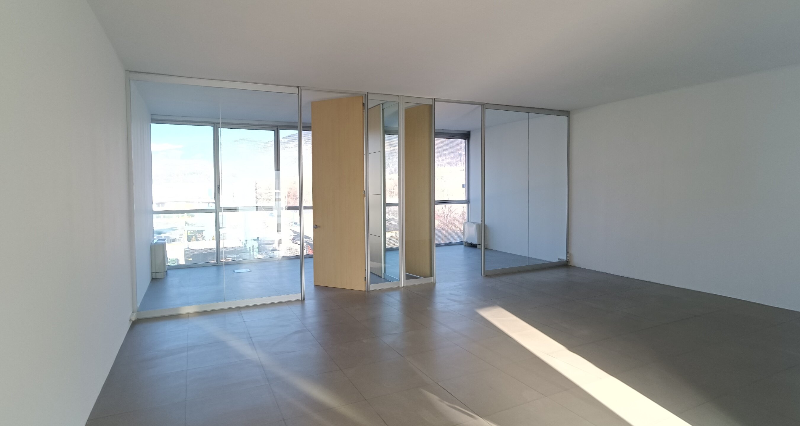 Ampio ufficio ben tenuto al terzo piano