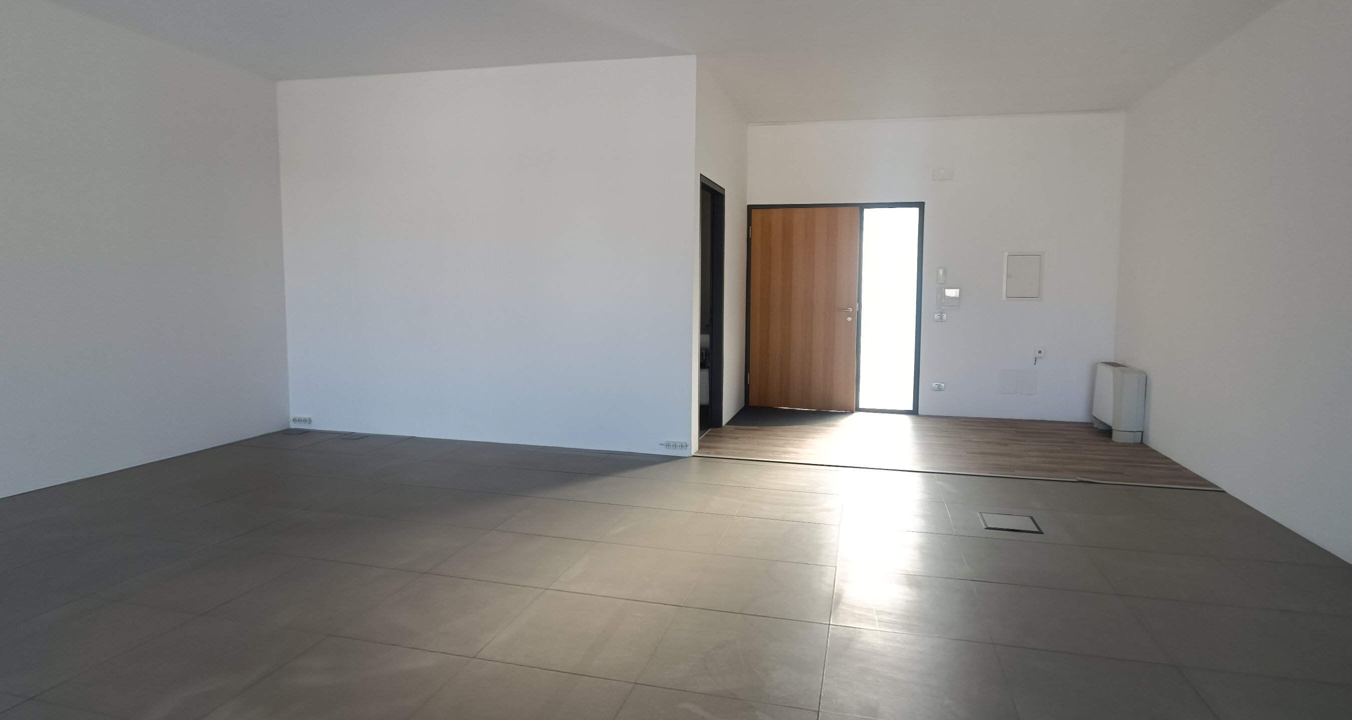 Ampio ufficio ben tenuto al terzo piano