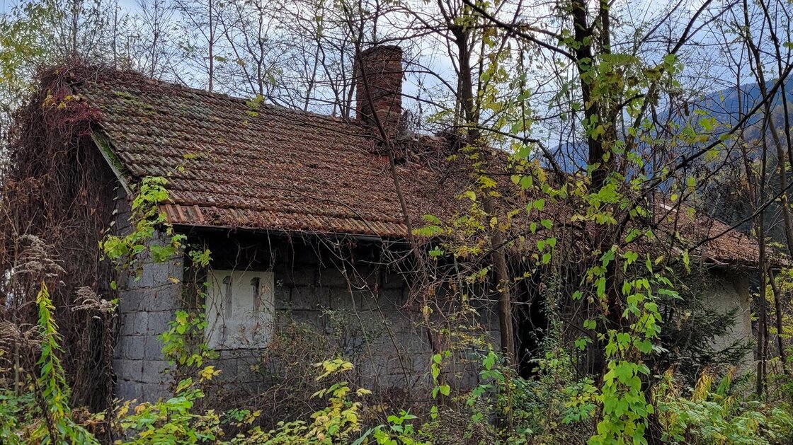 Casa ex ferroviaria con giardino privato
