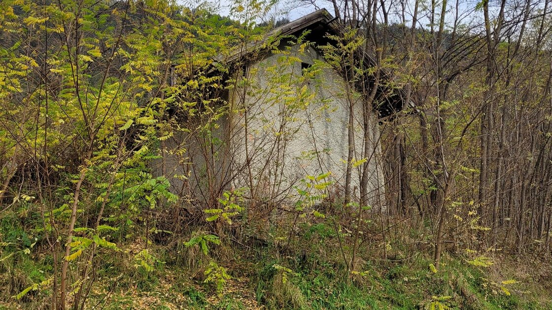 Casa ex ferroviaria con giardino privato
