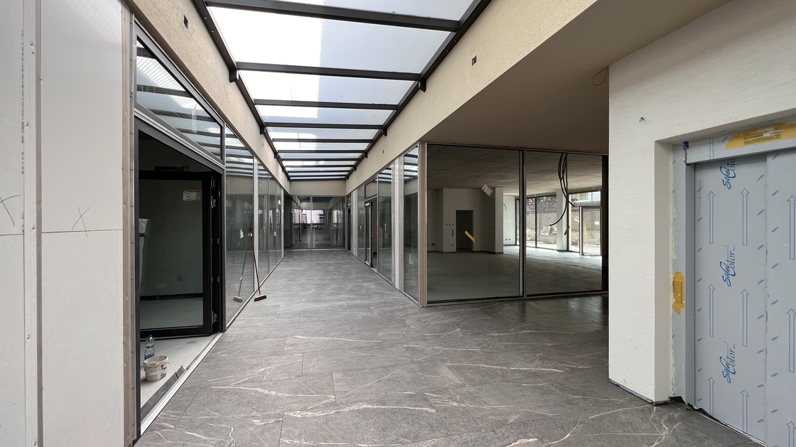 Nuovo, ampio negozio con buona visibilità in posizione centrale