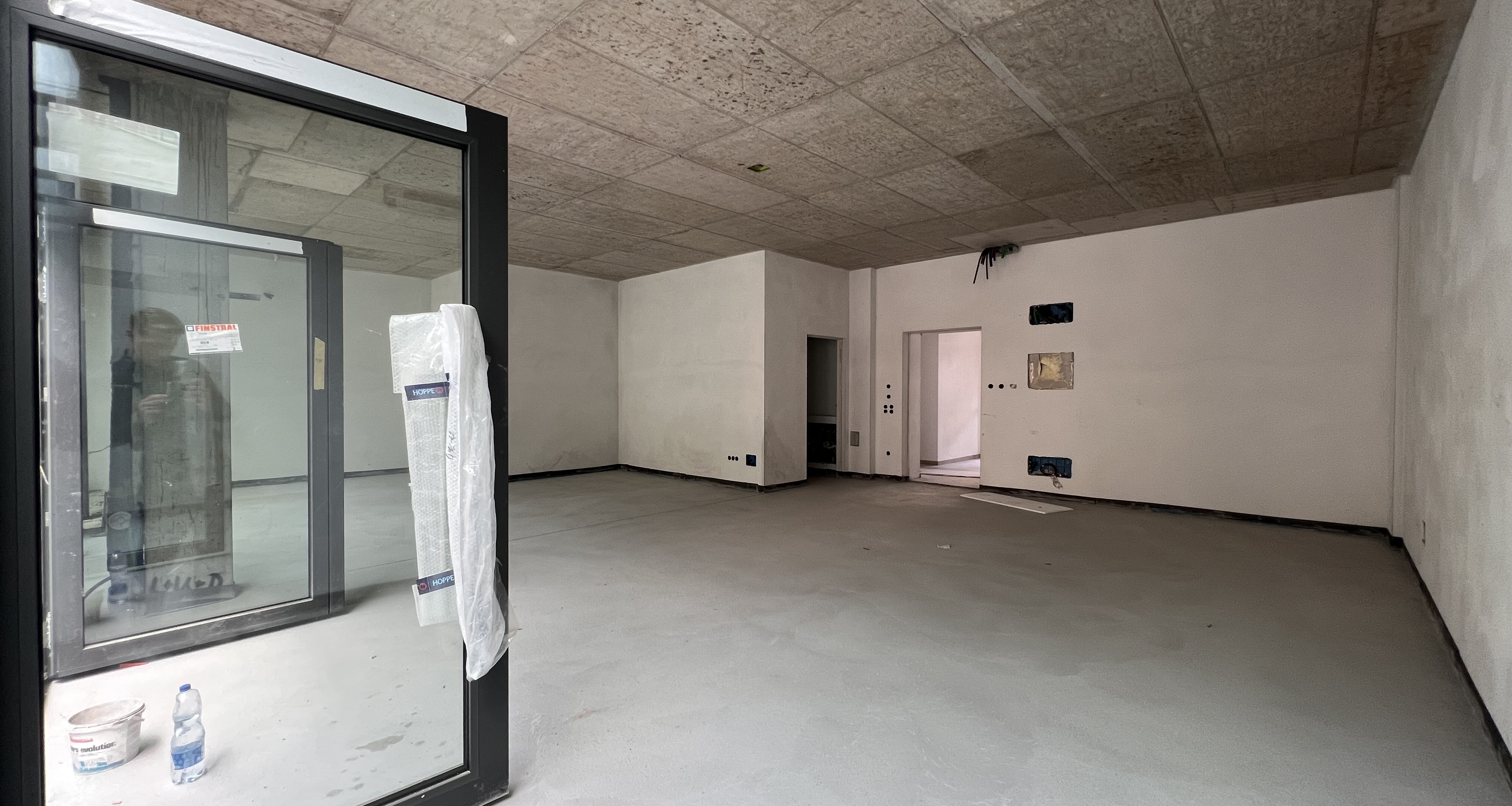 New retail unit with good visibility in a central location