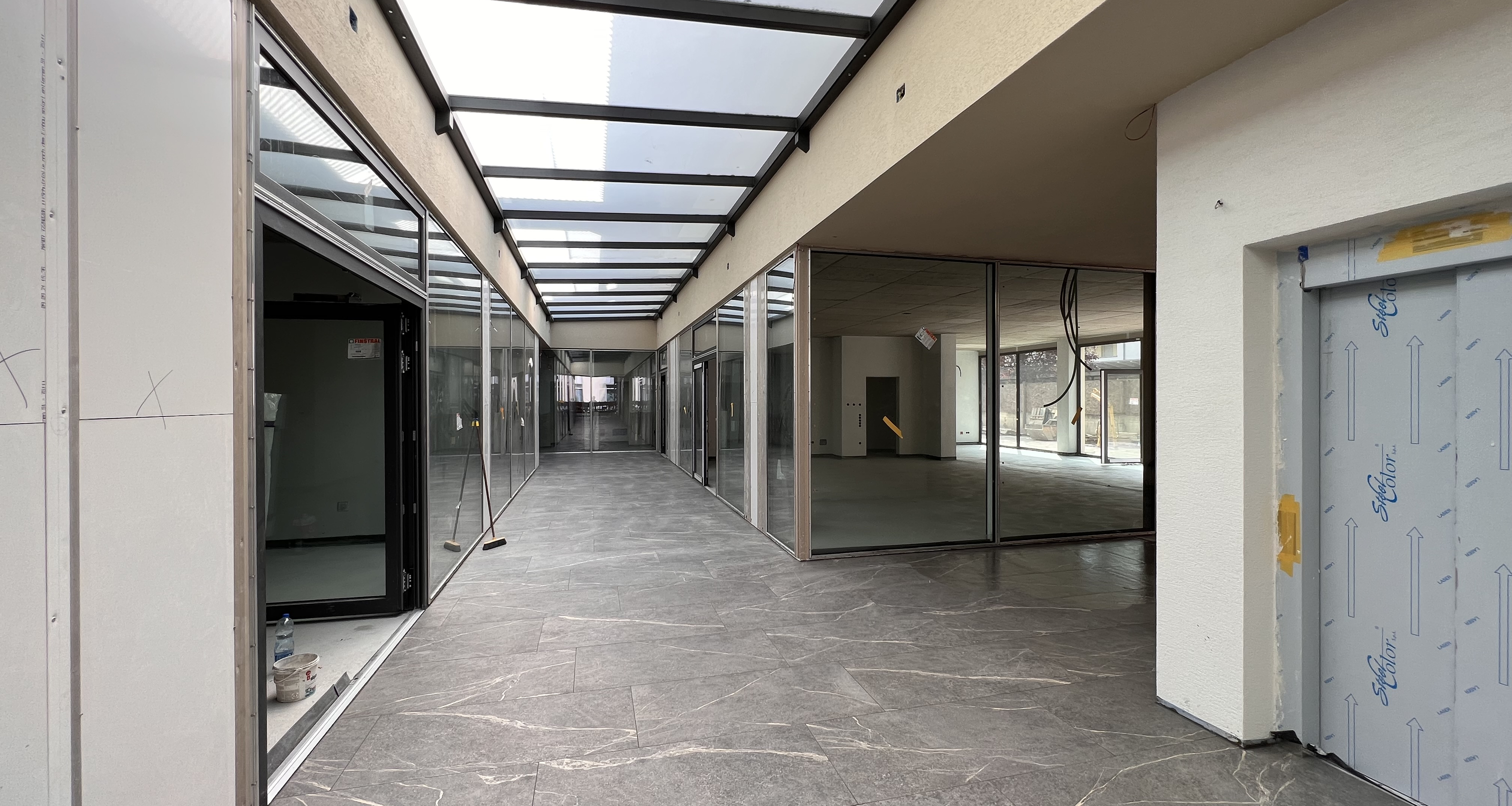 New retail unit with large shop window and private courtyard
